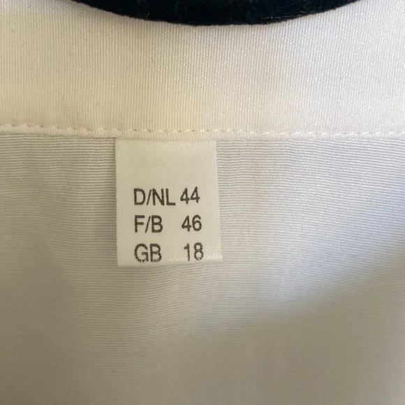 VINTAGE white collared button down - Picture 5 of 5